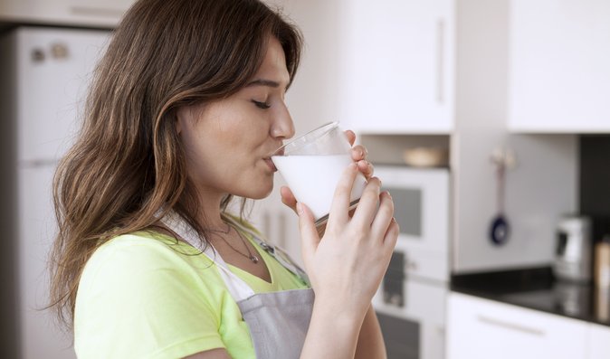 Kravské mléko: Proč vůči němu máme předsudky a je skutečně nepřítel našeho zdraví?