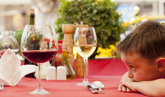 Nedávejte dětem alkohol. Může to způsobit následující potíže, varují odborníci