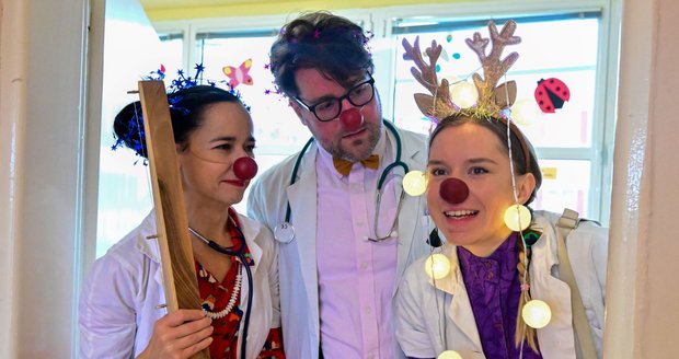 Zdravotní klauni v brněnské Dětské nemocnici rozveselili děti, které musí i Štědrý den strávit na lůžku, 24. prosince 2025, Brno.