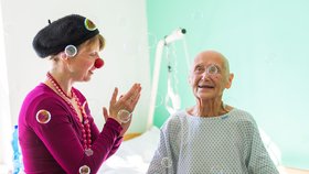 Zdravotní klauni jsou často jediní, kdo seniory navštěvuje
