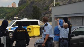 Policisté ženu při převozu maskovali.