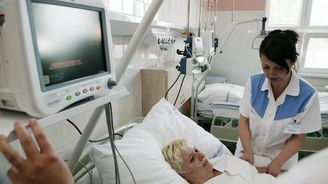 Česku bude chybět 12 tisíc zdravotních sester. Odhánějí je přesčasy i nízká mzda
