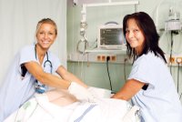 Zdravotní sestřičky čekají změny: Už žádná povinná „vejška“ a vyšší platy