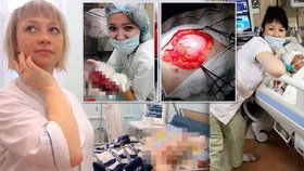 Odporné zdravotní sestry z Ruska pózují s umírajícími pacienty a lidskými orgány