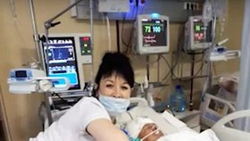 Anna Kim pózuje s umírajícím pacientem.