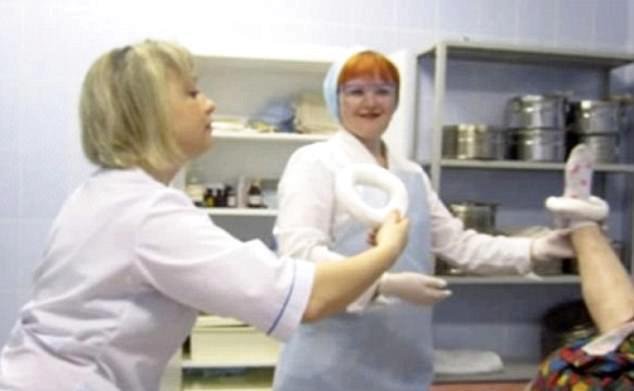 Tatiana Katayeva a Marina Shibanova hází kroužky na nohu pacientky v bezvědomí.