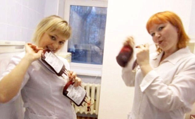 Zdravotní sestry Tatiana Katayeva a Marina Shibanova předstírají, že pijí krev od dárců.