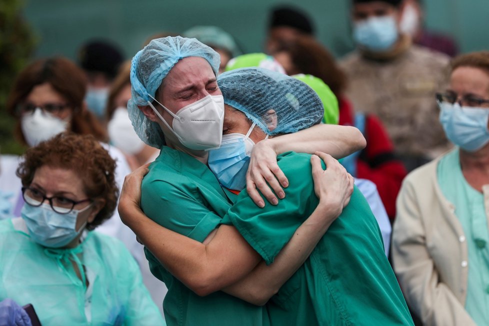 Španělští zdravotníci jsou zdrcení ze smrti zdravotní sestry. (14. 4. 2020)