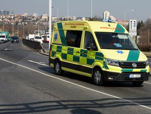 Sanitka v zrcátku: Musí řidič projet červenou nebo si odřít kola?