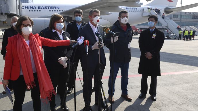 První letadlo se zdravotnickým materiálem z Číny přiletělo 20. března 2020 na pražské Letiště Václava Havla. Vítal ho tam jak premiér Andrej Babiš, tak vicepremiér Jan Hamáček.