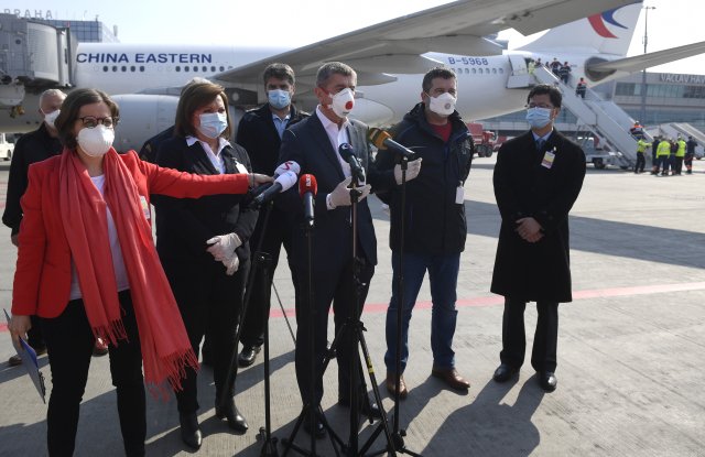 První letadlo se zdravotnickým materiálem z Číny přiletělo 20. března 2020 na pražské Letiště Václava Havla. Do Česka by podle plánu státu měla mířit každý týden tři taková letadla, a to po dobu minimálně šesti následujících týdnů.