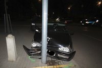 Osm let nesmí řídit, ale mladíka zfetovaného a „pod obraz“ chytili za volantem: Auto opřel o sloup