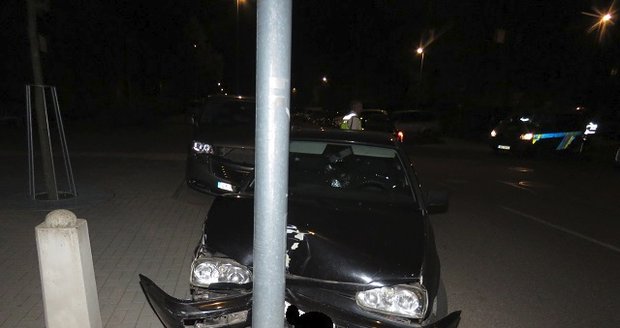 Zfetovaný mladík (20) s více než 3 promile alkoholu v krvi boural v ulicích Znojma. Osm let přitom nesmí za volant.
