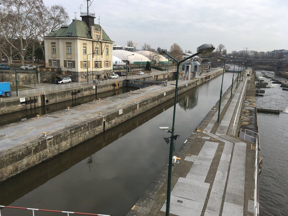 U ostrova Štvanice probíhá modernizace zdymadla, společně s dalšími úpravami jde o snahu zvýšit důležitost lodní dopravy nejen v Praze.