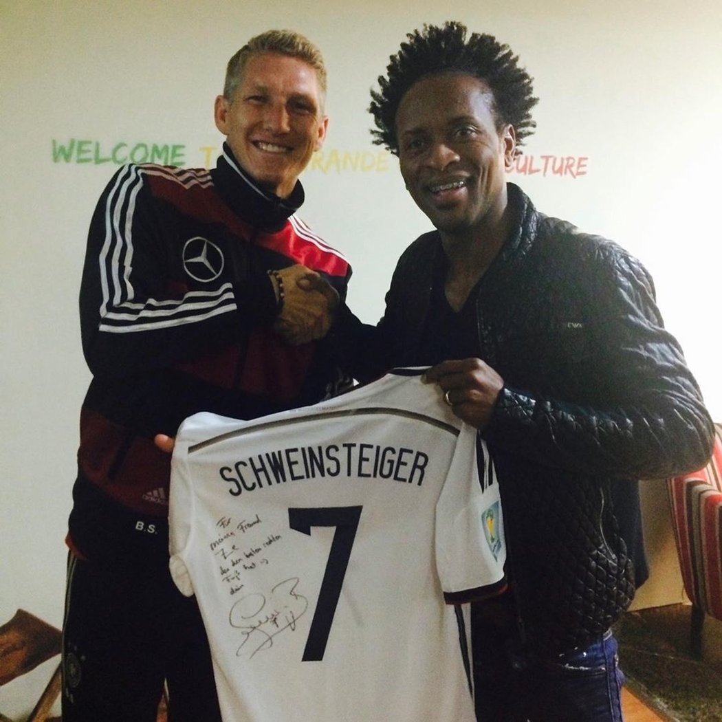 Bývalý brazilský fotbalista Zé Roberto s kamarádem Bastianem Schweinsteigerem