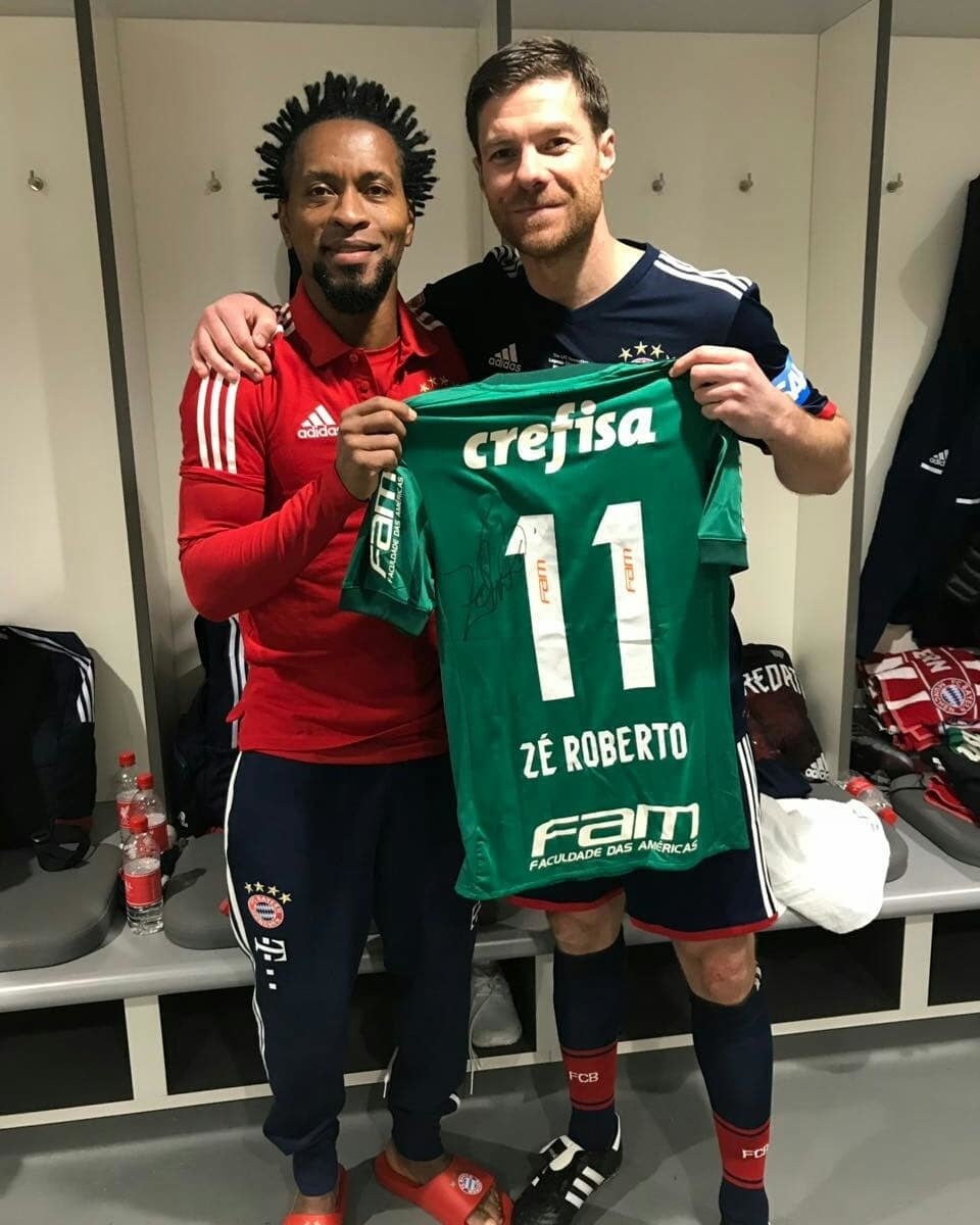 Bývalý brazilský fotbalista Zé Roberto s kamarádem Xabi Alonsem