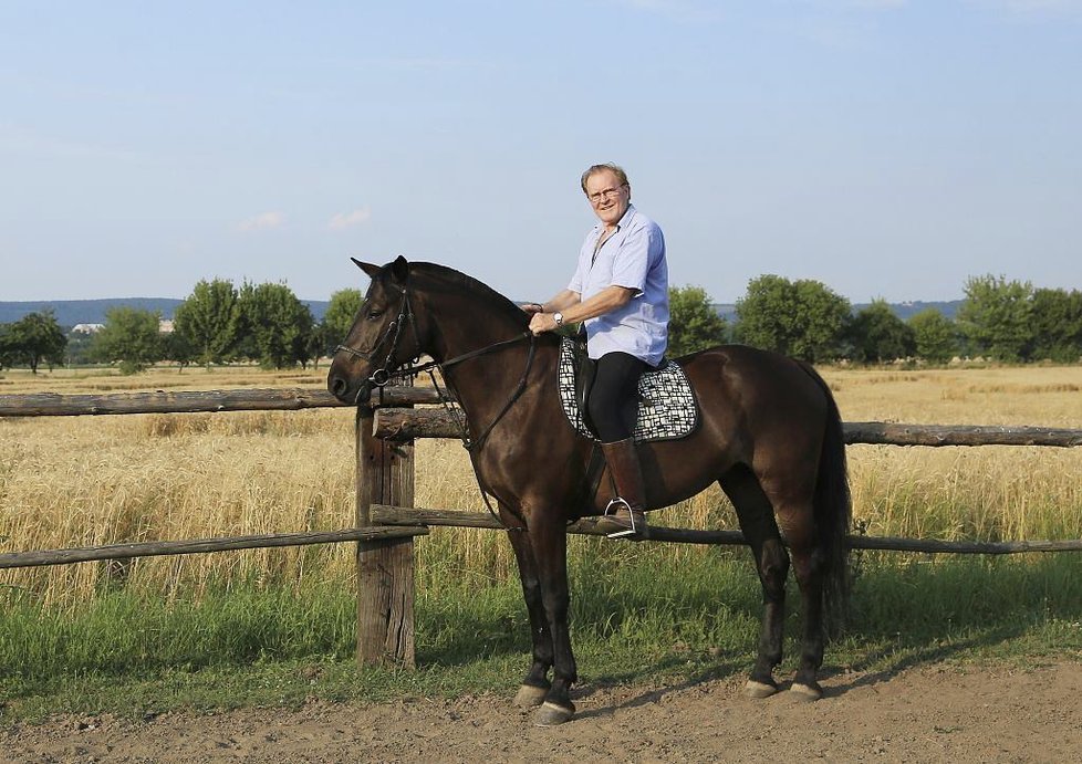 Kurzy jezdectví absolvoval také jeho seriálový otec Jan Vlasák (71). „Mám chatu u Čáslavi, kde mi kamarádka půjčovala krásného parkurového koně. Bylo to úžasné,“ vzpomíná představitel Aloise Valenty.