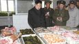 Ze snímku Kim Čong-una při prohlídce armádní kuchyně by se mohlo zdát, že Severní Korea má jídla dostatek. Ve skutečnosti ale země čelí vleklé potravinové krizi