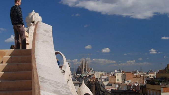 Ze střechy Casa Mila budete mít Barcelonu i s její dominantou Sagrada Familiou jako na dlani.