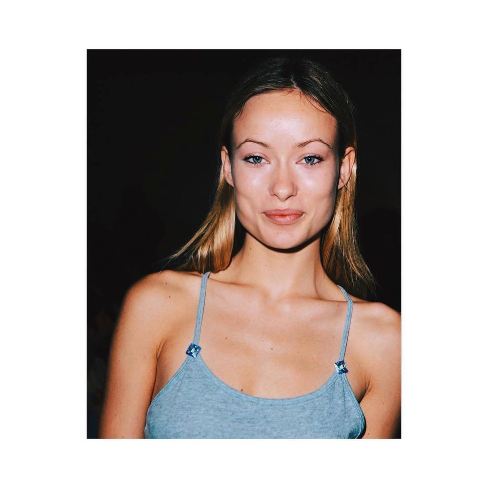 Olivia Wilde sdílela fotografii z roku 2003. Napsala k ní jen: RIP obočí. Nedávno navíc přiznala, že kvůli neustálému vytrhávání jí už nikdy nedorostlo.