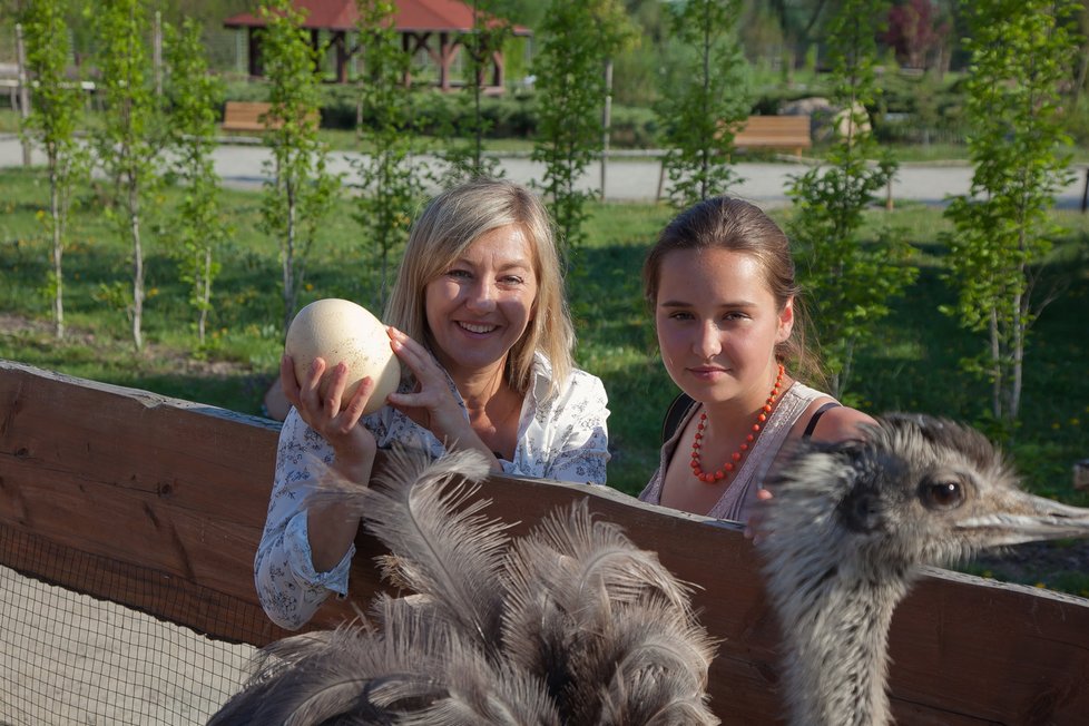 Průvodkyně pořadem Ze zoo do zoo herečka Vanda Hybnerová s dcerou ukazují pštrosí vejce