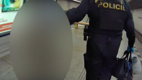 Žebračku v metru zadrželi policisté, byla pod vlivem drog.