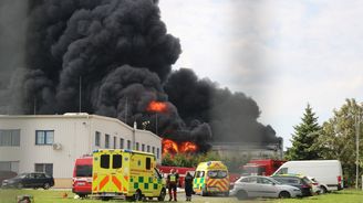 Katastrofální požár haly v Žebráku ohrozí výrobu kolínské Toyoty