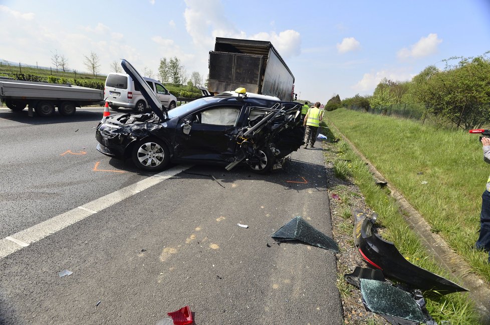 D5 u Žebráku uzavřela nehoda nákladního a čtyř osobních aut.