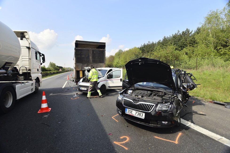 D5 u Žebráku uzavřela nehoda nákladního a čtyř osobních aut.