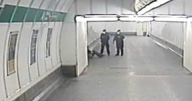 Muž žebral v metru na Můstku. Strážníkům nadával a vyhrožoval napadením