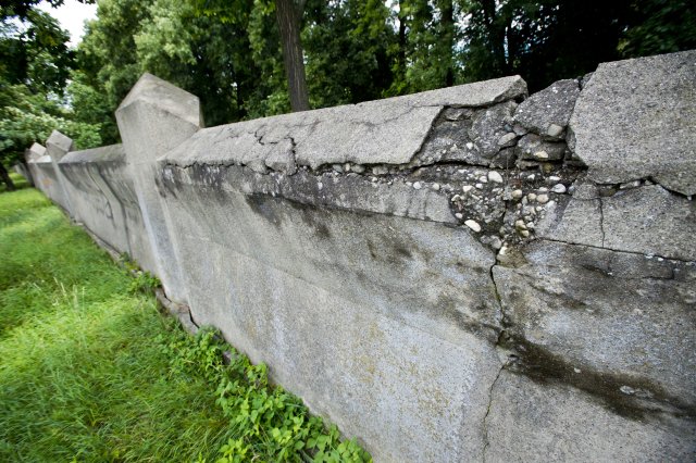 Kubistickou zeď, která lemuje hřbitov v Ďáblicích, dělníci opraví.