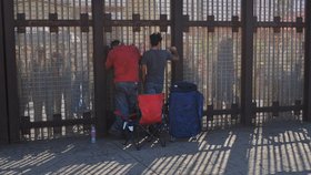 Kvůli přísně střežené hranici mezi USA a Mexikem se některé rodiny mohou vidět jen přes plot. A jen na pár hodin o víkendech.