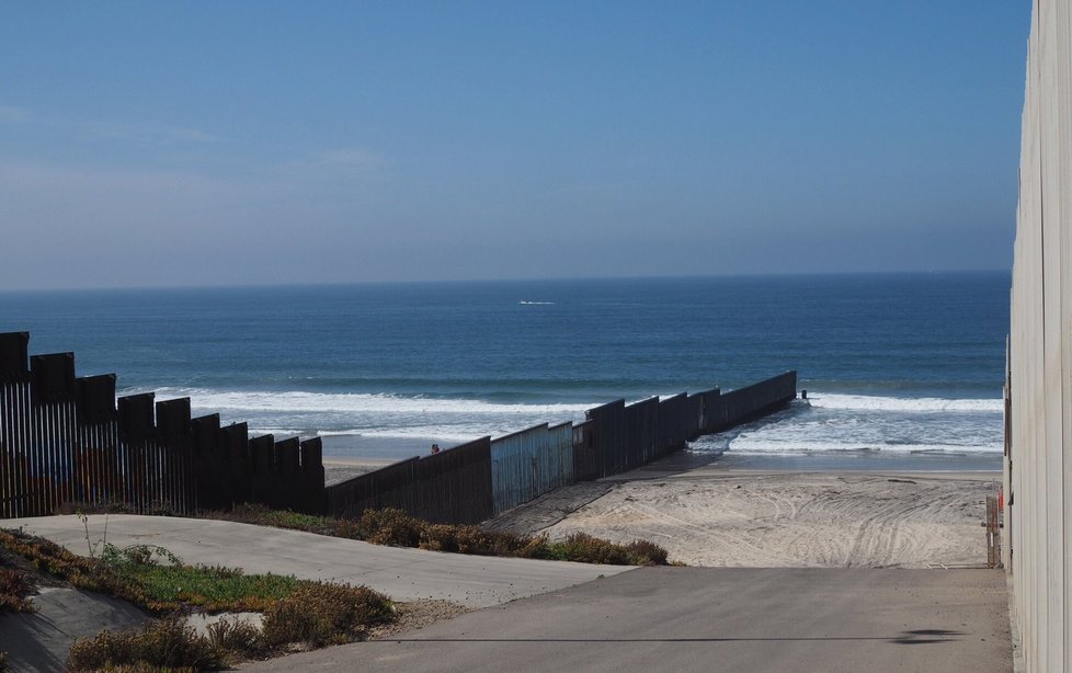 Kvůli přísně střežené hranici mezi USA a Mexikem se některé rodiny mohou vidět jen přes plot. A jen na pár hodin o víkendech.