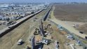 Osm soutěžitelů vytváří v Kalifornii své návrhy americko-mexické zdi