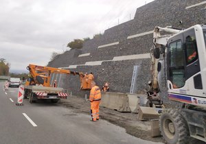 Do konce listpoadu se opět opravuje opěrná zeď na silnici mezi Ostravou a Opavou.