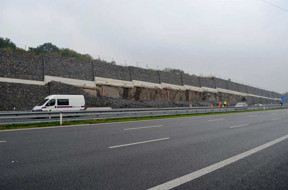 Padesát metrů zdi z gabionu se nečekaně zhroutilo u nové čtyřproudovky spojující Ostravu s Opavou.