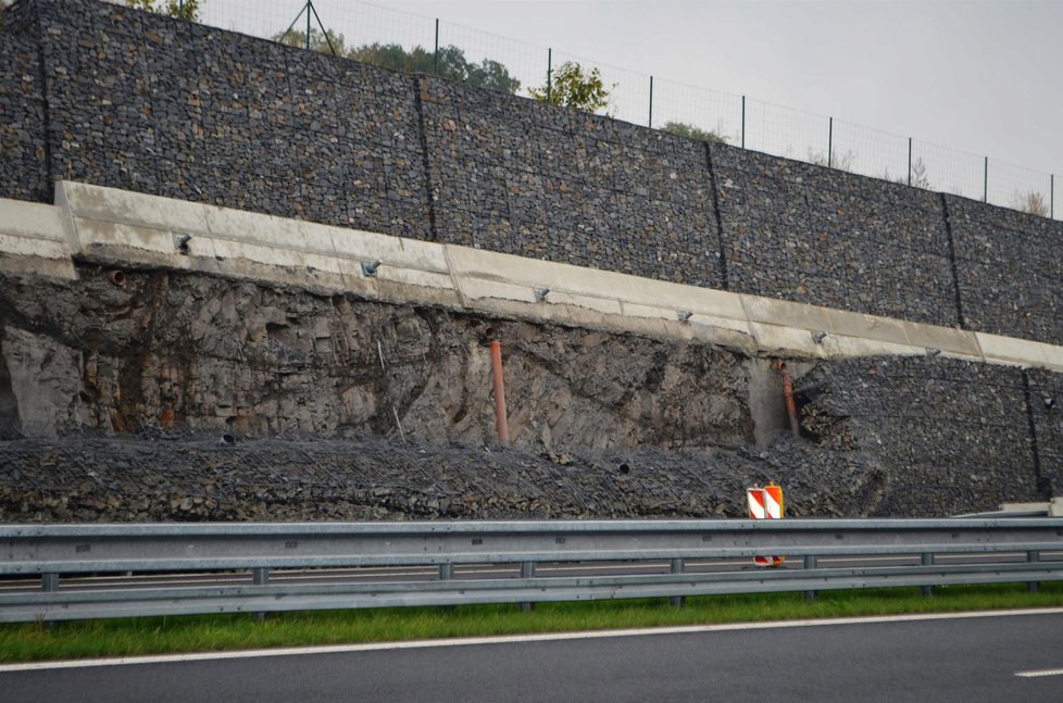 Padesát metrů zdi z gabionu se nečekaně zhroutilo u nové čtyřproudovky spojující Ostravu s Opavou.