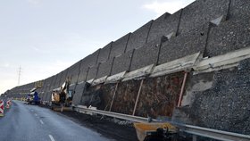 Stavaři někde udělali chybu: Za zřícení zdi na silnici u Opavy může špatný projekt
