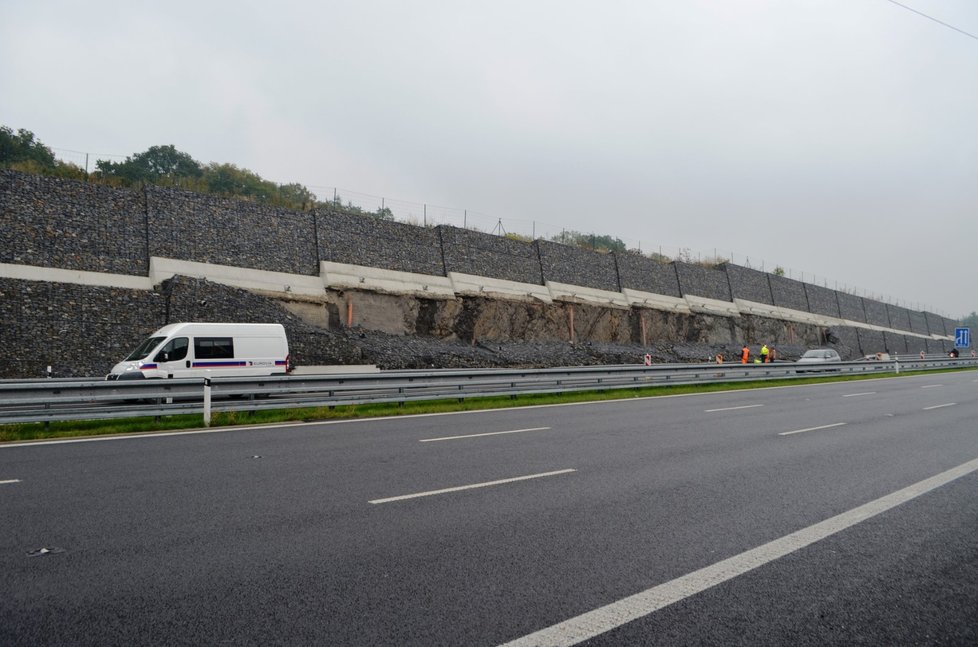 Před dvěma měsíci došlo k sesuvu gabionové zdi mezi Opavou a Ostravou.