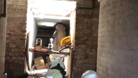 Záběry ze zásahu v Třebechovicích pod Orebem. Hasiči se snaží ze sutin vyprostit mrtvolu mladíka (18), kterého při kopání kanalizace zavalila zeď.
