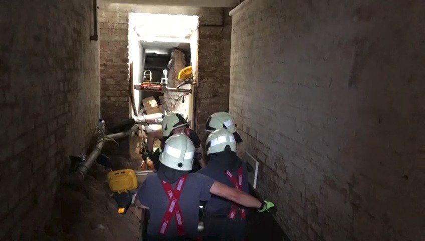 Záběry ze zásahu v Třebechovicích pod Orebem. Hasiči se snaží ze sutin vyprostit mrtvolu mladíka (18), kterého při kopání kanalizace zavalila zeď.
