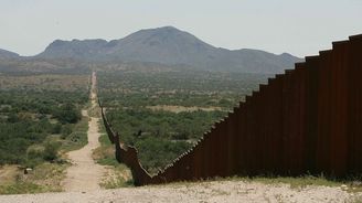 Trump zmírnil rétoriku. Přestal hrozit vládní odstávkou kvůli zdi na mexické hranici