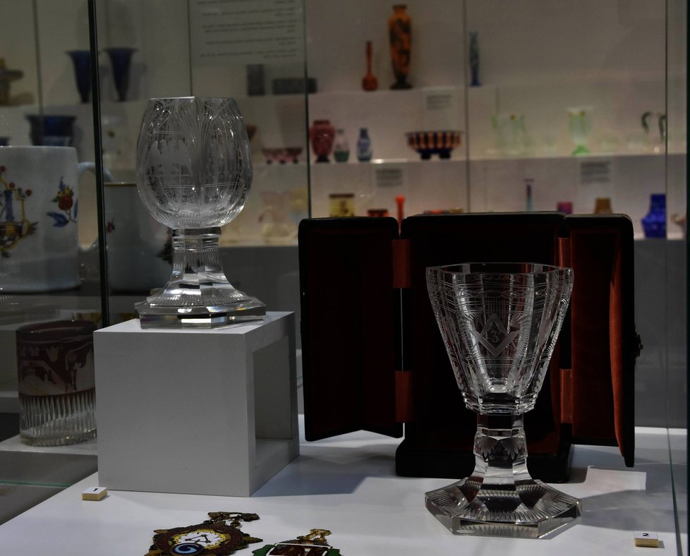 Dva zednářské poháry navržené Alfonsem Muchou, pocházejí ze soukromé sbírky a ještě nikdy nebyly veřejně vystavené.