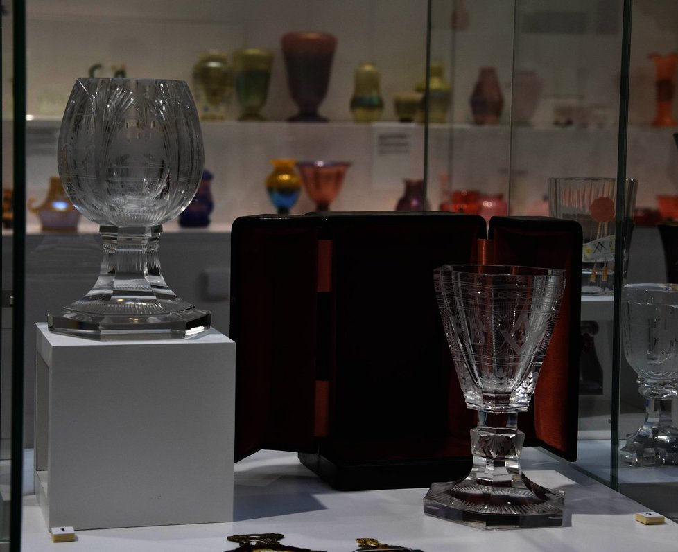 Dva zednářské poháry navržené Alfonsem Muchou, pocházejí ze soukromé sbírky a ještě nikdy nebyly veřejně vystavené.
