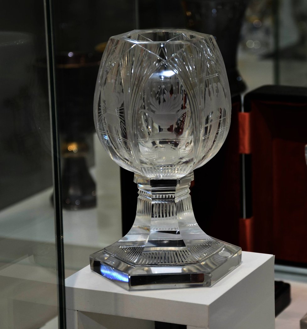 Druhý ze zednářských pohárů navržený Alfonsem Muchou a vyrobený v tasické sklárně kolem roku 1930, ani on dosud nebyl nikdy veřejně vystavený.