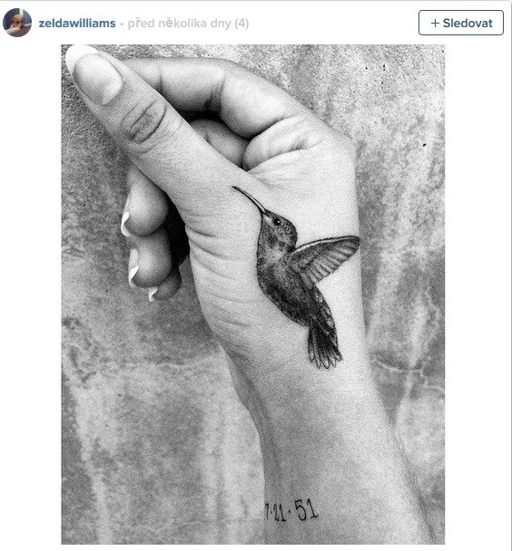 Kolibřík a datum narození otce - tetování Zeldy Williams.