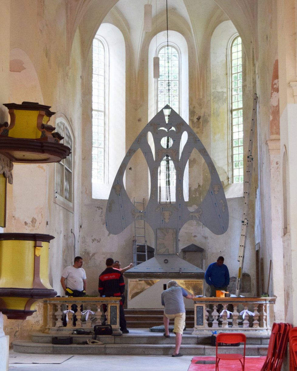 Nový nerezový oltář v kostele na zámku Zelená Hora