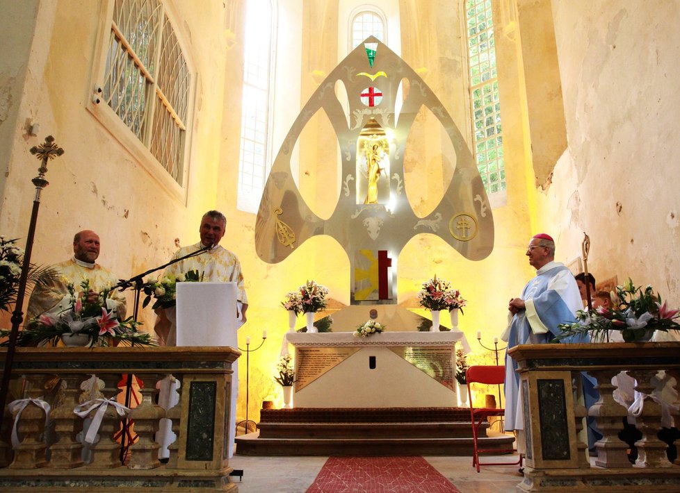 Nový nerezový oltář v kostele na zámku Zelená Hora