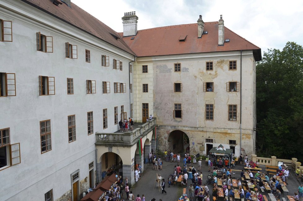 Pohled na nádvoří zámku. Záběr z filmu Černí baroni a současnost