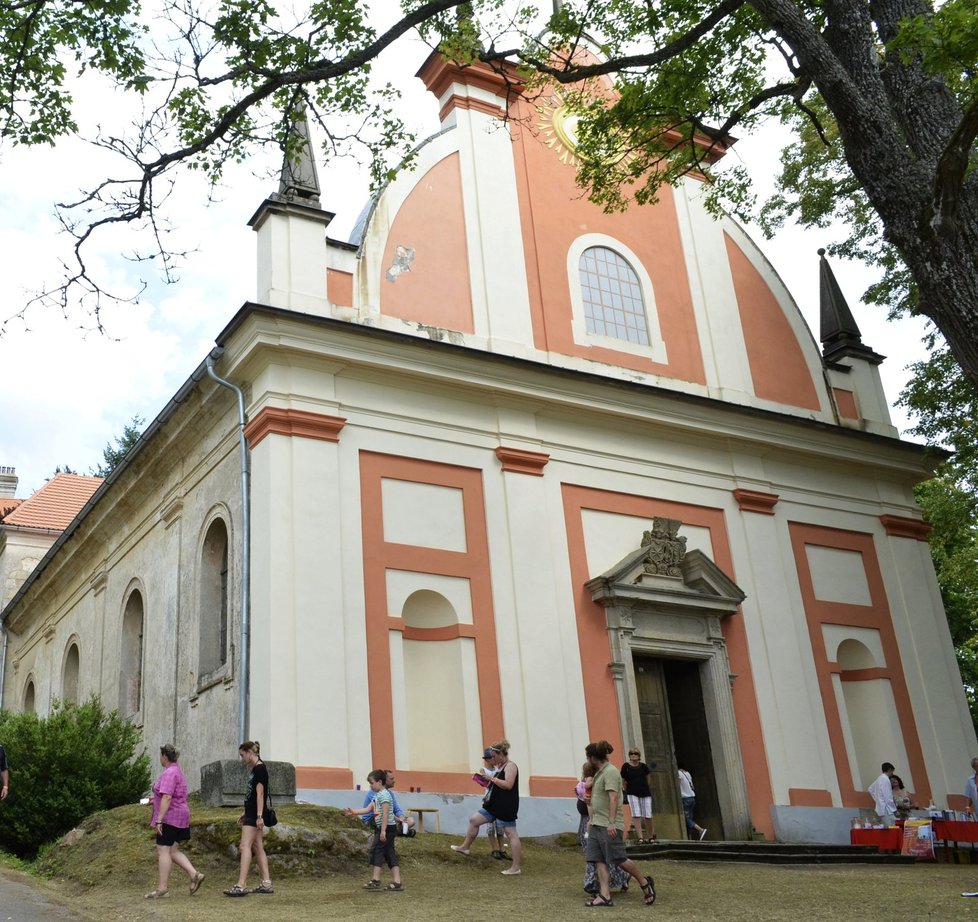 Takhle místo před kostelem vypadá dnes.